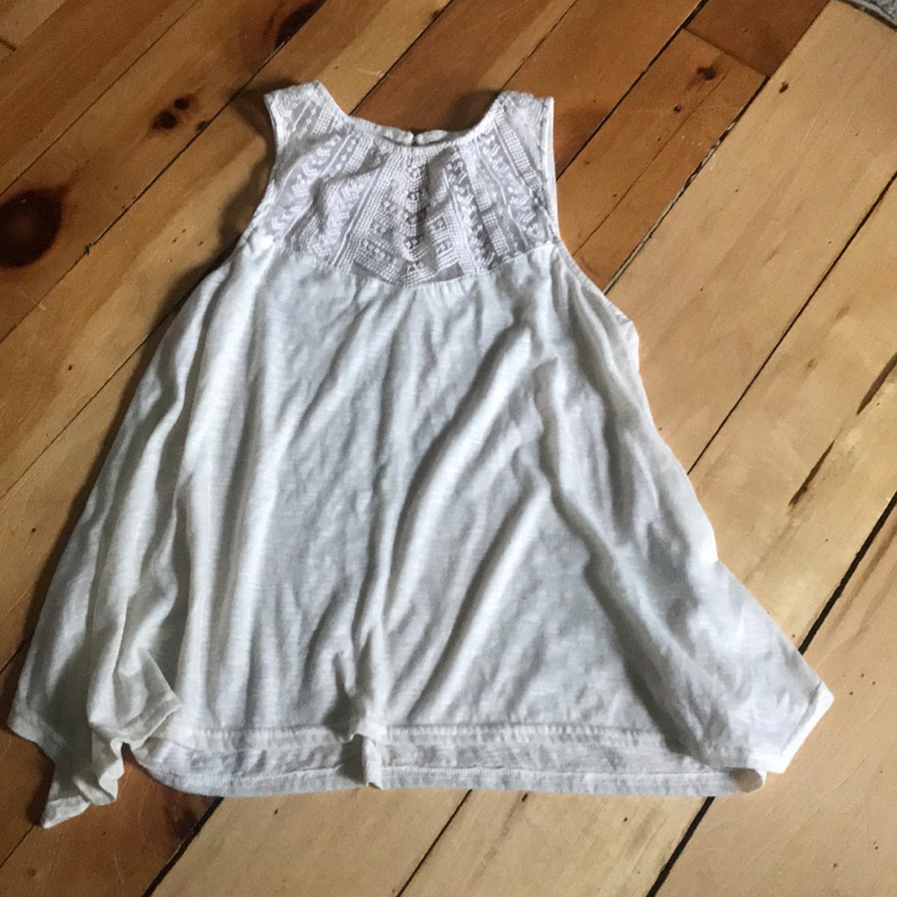 White long sleeveless top/tank